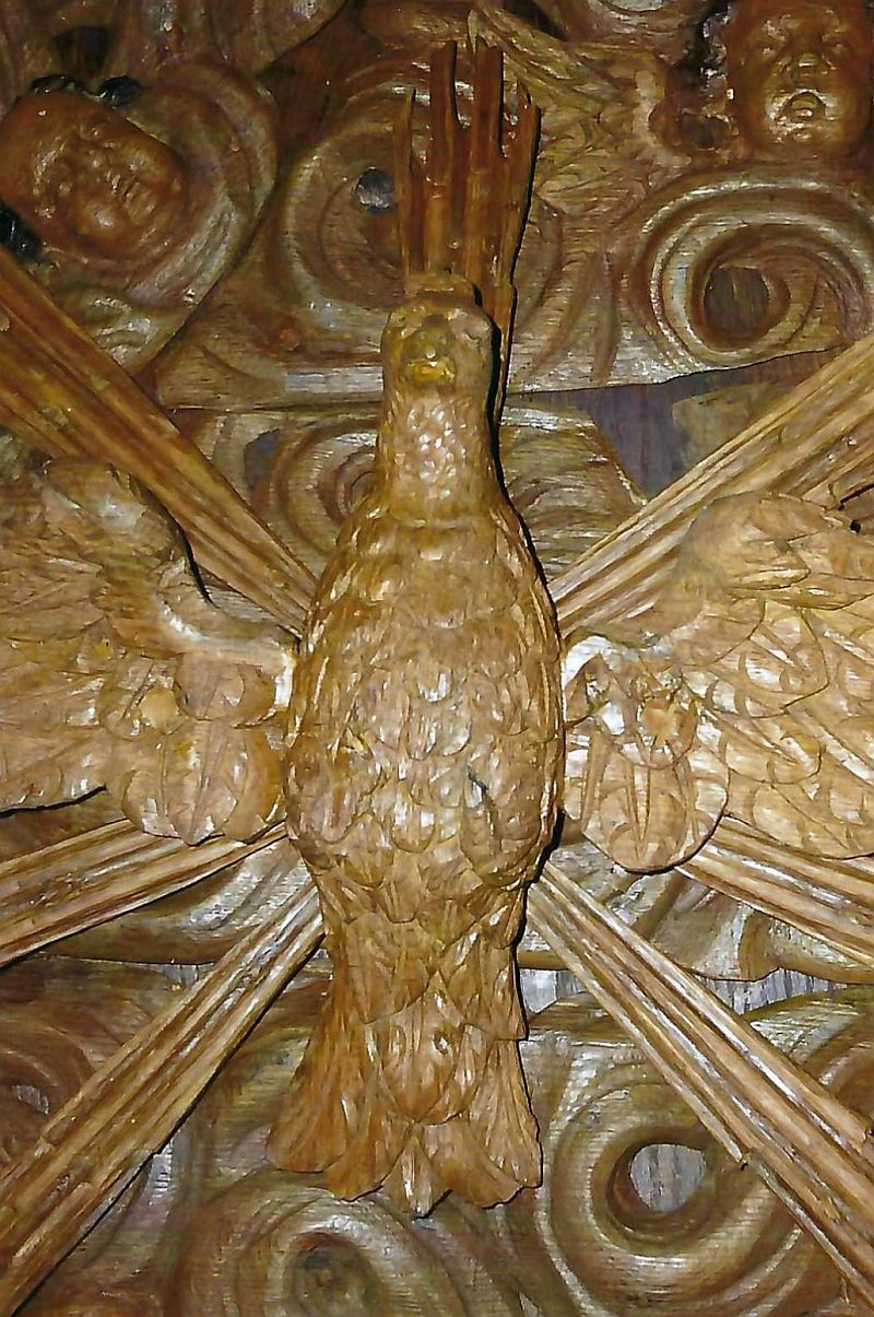 Das Foto einer geschnitzten Taube im Schalldeckel der Kanzel in der Alten Kirche Wallenhorst