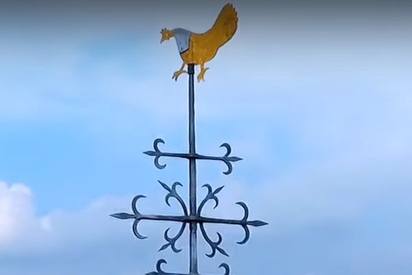 Goldene Henne auf Kirchturmkreuz
